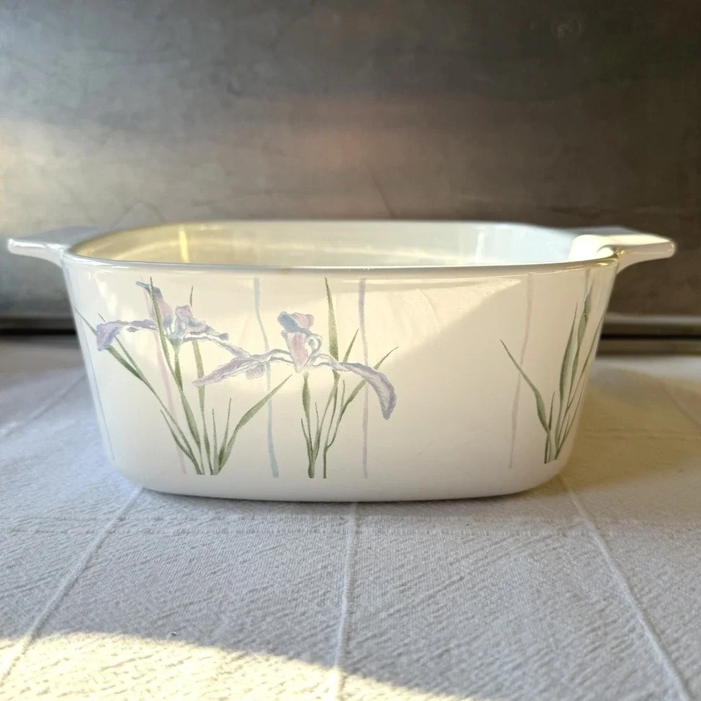 Vintage Corning Ware Shadow Iris casserole dish 1.5 L A-1 1/2 -B